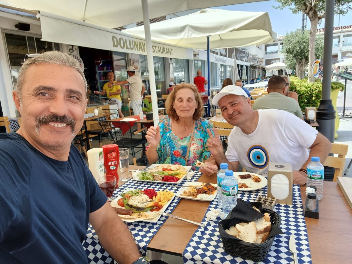 Akın having lunch with guests at a seaside Kusadasi restaurant